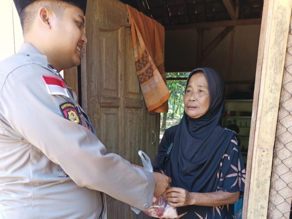 Polsek Cikeusik Gelar Bantuan Sosial Kepada Warga Cikeusik 5 WhatsApp Image 2024 06 18 at 14.30.17