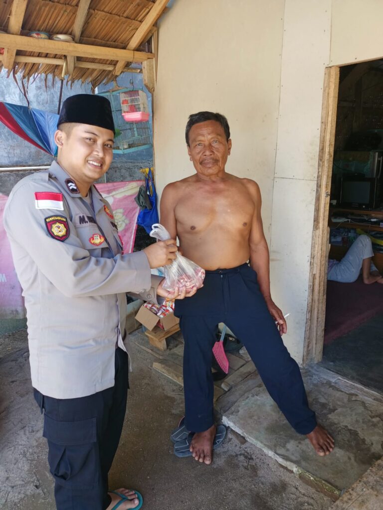 Polsek Cikeusik Gelar Bantuan Sosial Kepada Warga Cikeusik 4 WhatsApp Image 2024 06 18 at 14.30.26