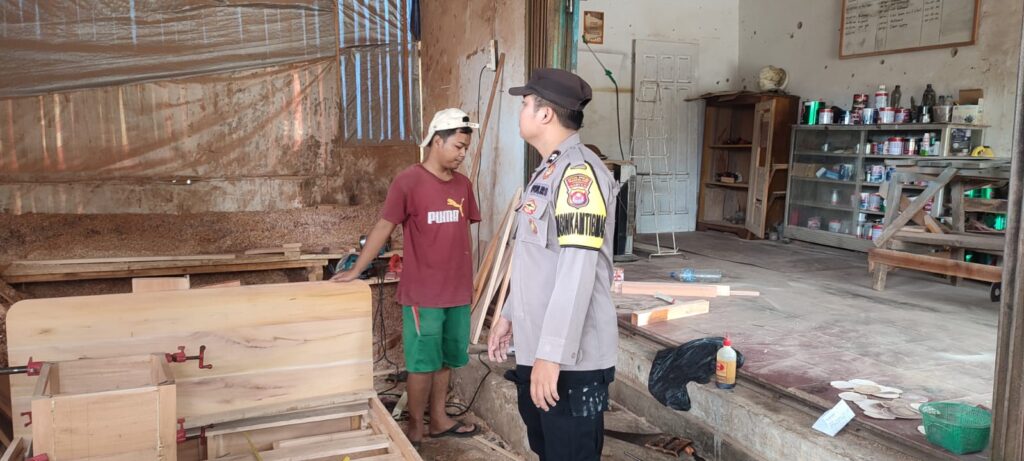 Bhabinkamtibmas Polsek Cikeusik terus lakukan sambang ke warga secara dialogis jalin komunikasi demi Kamtibmas 3 WhatsApp Image 2024 06 18 at 14.32.11