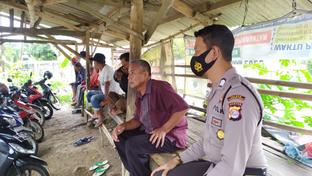 Bhabinkamtibmas Polsek Bojong Polres Pandeglang Berikan Edukasi Keselamatan Berlalu Lintas kepada Pengendara Ojek 7 WhatsApp Image 2024 06 18 at 14.52.05
