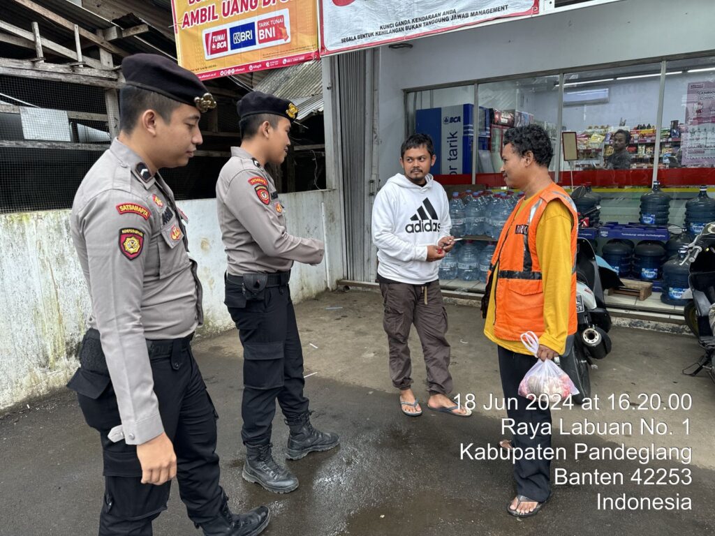 Sat Samapta Polres Pandeglang Gelar Patroli Dialogis, Sambangi Petugas Parkir dan Berikan Edukasi 6 WhatsApp Image 2024 06 18 at 18.40.52