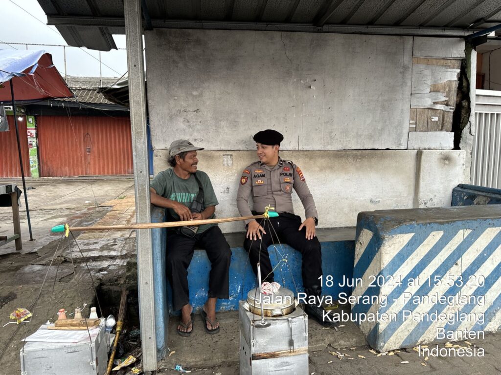 Personil Sat Samapta Polres Pandeglang Dekatkan Diri dengan Masyarakat, Sambangi Pedagang Bakso Keliling di Pertigaan Cigadung 5 WhatsApp Image 2024 06 18 at 18.40.53