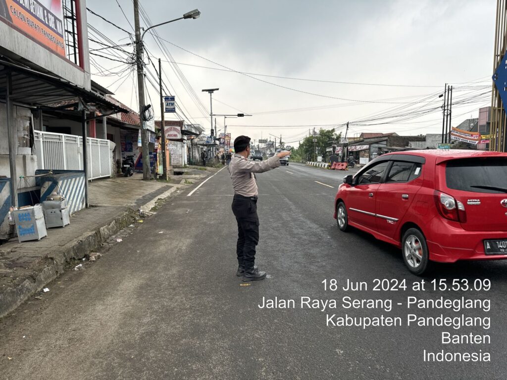 Personil Sat Samapta Polres Pandeglang Gelar Strong Point pada Libur Idul Adha di Pertigaan Cigadung 4 WhatsApp Image 2024 06 18 at 18.40.54