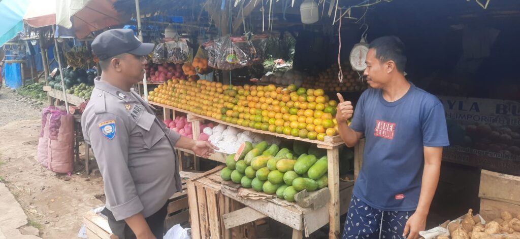 Sambangi Pedagang Buah, Anggota Polsek Picung Sampaikan Himbauan 5 WhatsApp Image 2024 06 18 at 22.36.32