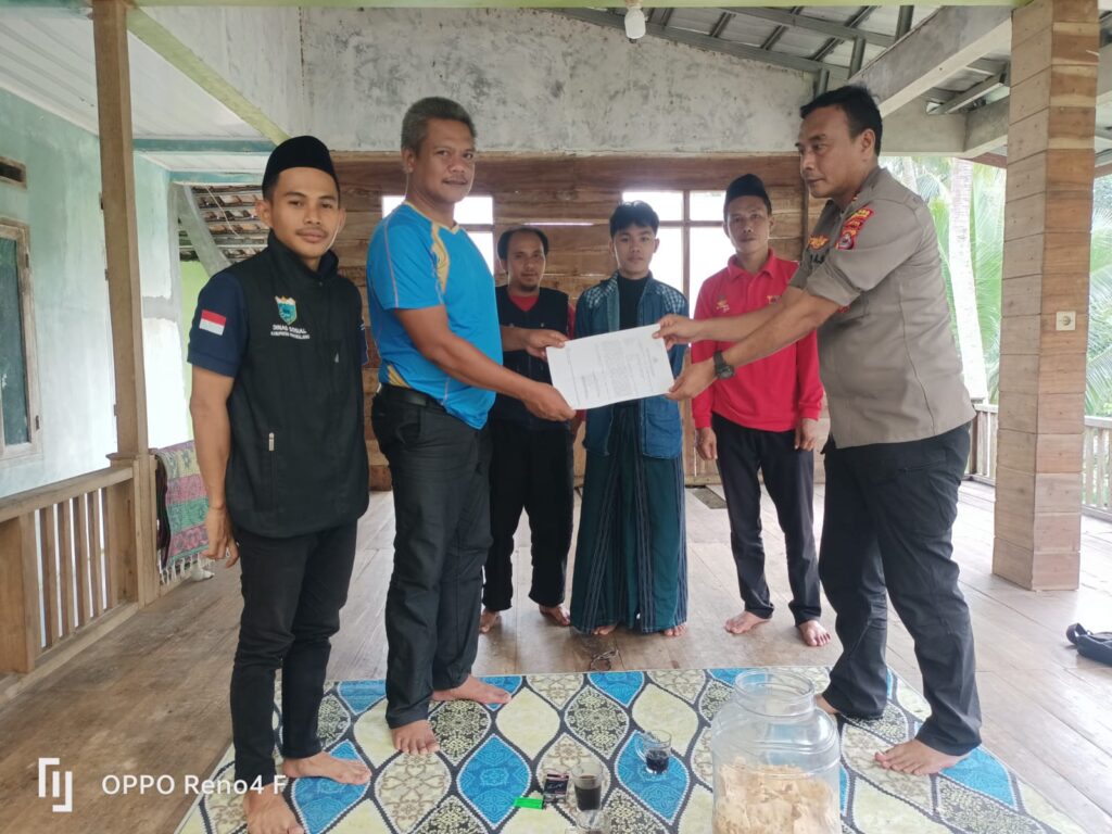 Polsek Pulosari Polres Pandeglang Serahkan Pria Terlantar ke Pondok Pesantren Khoirul Umah 6 WhatsApp Image 2024 06 18 at 22.42.36