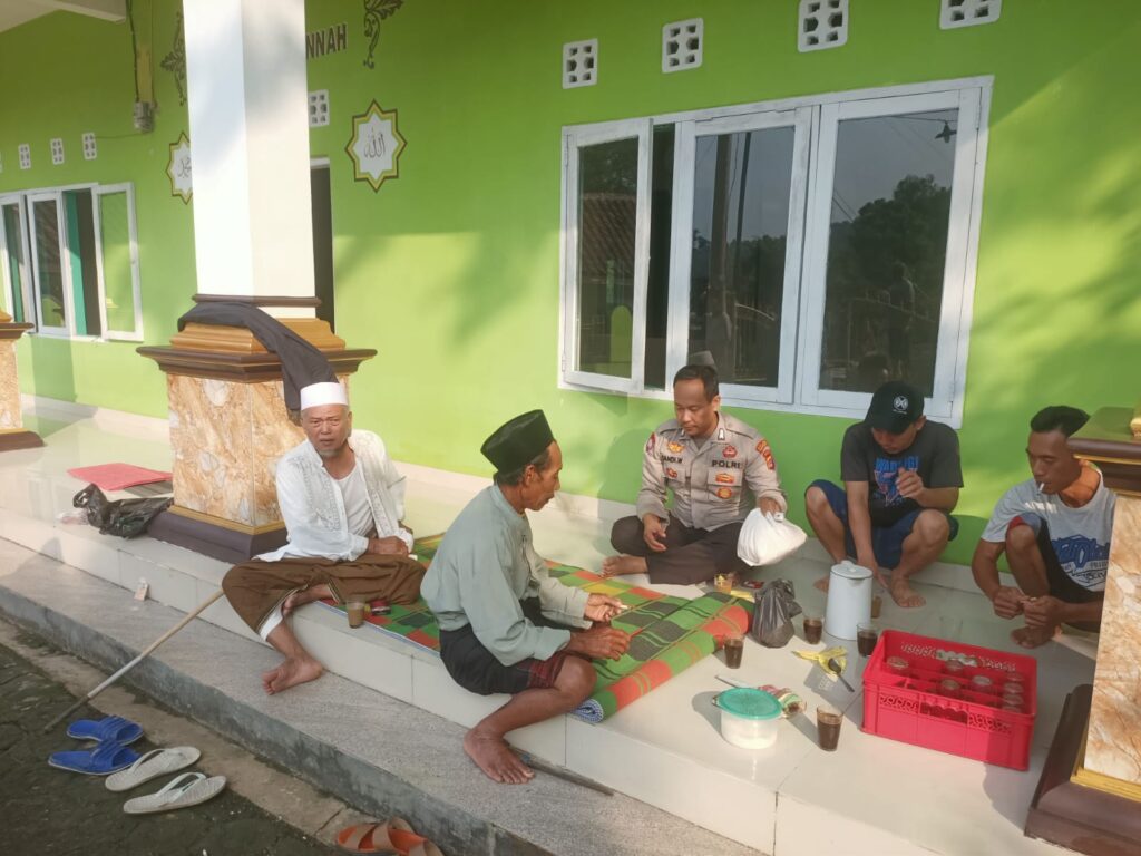 Bhabinkamtibmas Polsek Pulosari Polres Pandeglang Jalin Silaturahmi dengan Warga Desa Banjarnegara untuk Jaga Sitkamtibmas 7 WhatsApp Image 2024 06 18 at 22.43.18