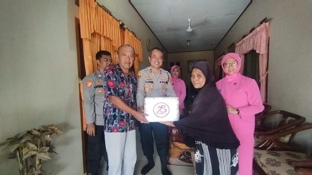 Kapolsek Cimanuk Polres Pandeglang Kunjungi Rumah Purnawirawan Polri dalam Rangka HUT Bhayangkara ke-78 9 WhatsApp Image 2024 06 18 at 23.06.17