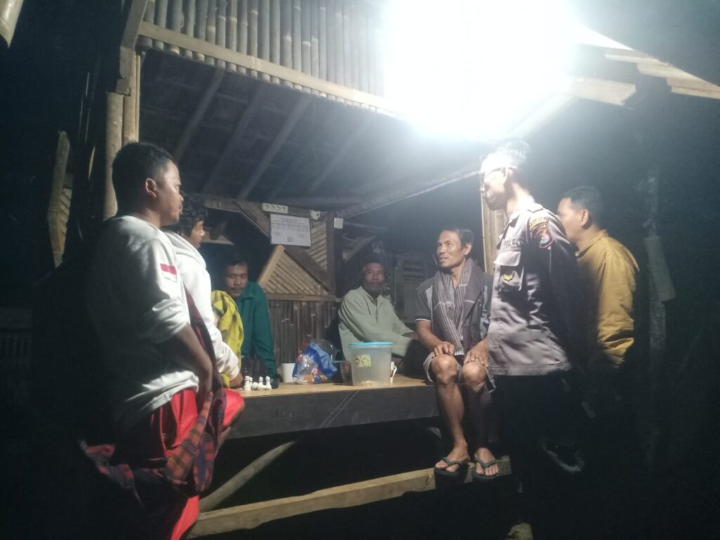 Bhabinkamtibmas Polsek Mandalawangi Giat Kontrol Pos Ronda, Jaga Keamanan Lingkungan 1 WhatsApp Image 2024 06 18 at 23.36.57