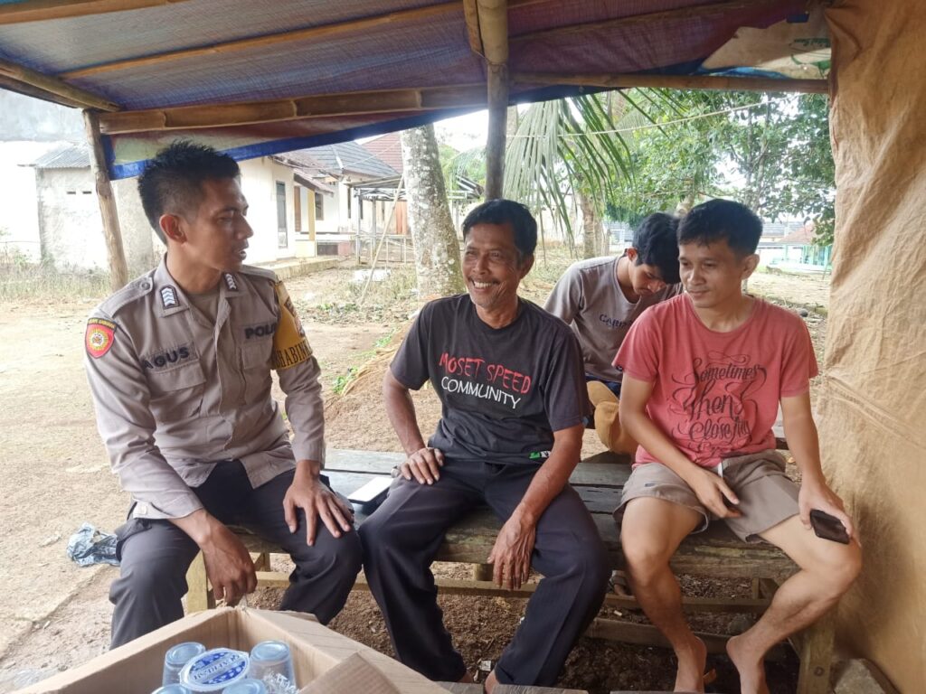 Bhabinkamtibmas Polsek Cimanggu Sambang dan Sampaikan Pesan Kamtibmas 3 WhatsApp Image 2024 06 19 at 00.39.40