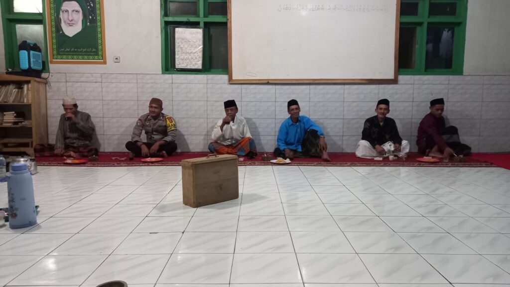 Bhabinkamtibmas Polsek Carita Hadiri Pengajian Haul Syekh Abdul Qodir Jaelani 4 WhatsApp Image 2024 06 19 at 01.12.18