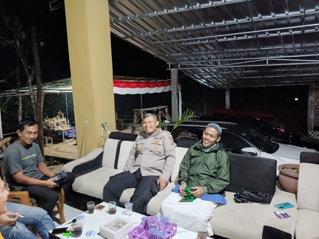 Dekat dengan Masyarakat, Polsek Pagelaran Ciptakan Kondusifitas 6 WhatsApp Image 2024 06 19 at 02.49.33