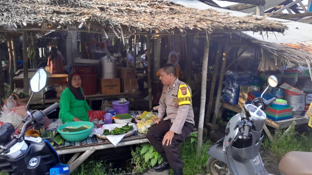 Polsek Pagelaran Melakukan Cek Harga Bahan Pokok di Pasar Pagelaran 7 WhatsApp Image 2024 06 19 at 03.01.30