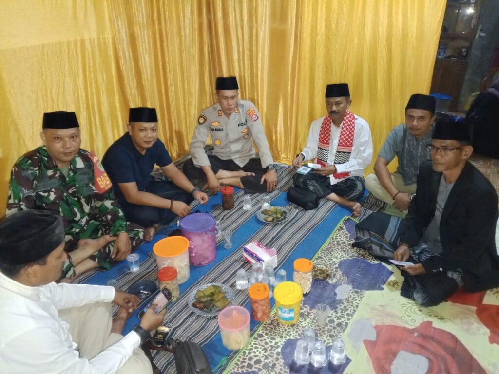 Kapolsek Angsana dan Camat Hadiri Walimatul Khitan di Desa Padamulya 8 WhatsApp Image 2024 06 19 at 06.41.16