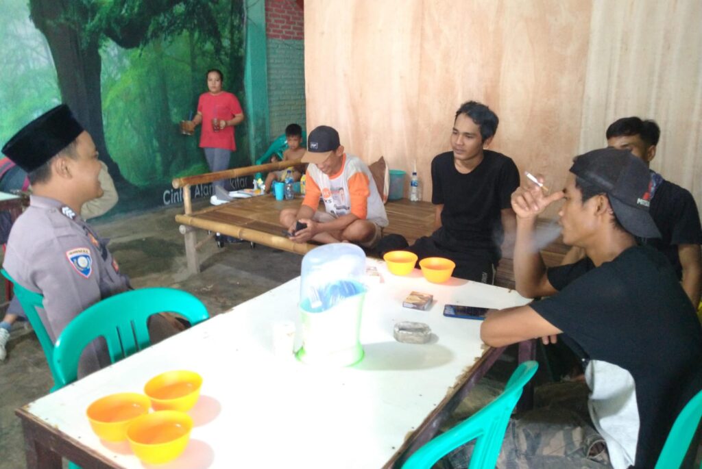 Bhabinkamtibmas Polsek Angsana Sambangi Masyarakat Desa Sumurlaban 9 WhatsApp Image 2024 06 19 at 06.43.04