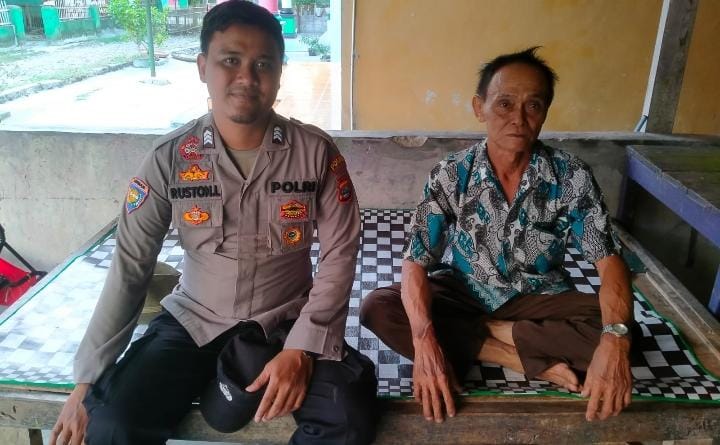 Bhabinkamtibmas Polsek Angsana Laksanakan Sambang di Desa Padamulya 10 WhatsApp Image 2024 06 19 at 06.44.55