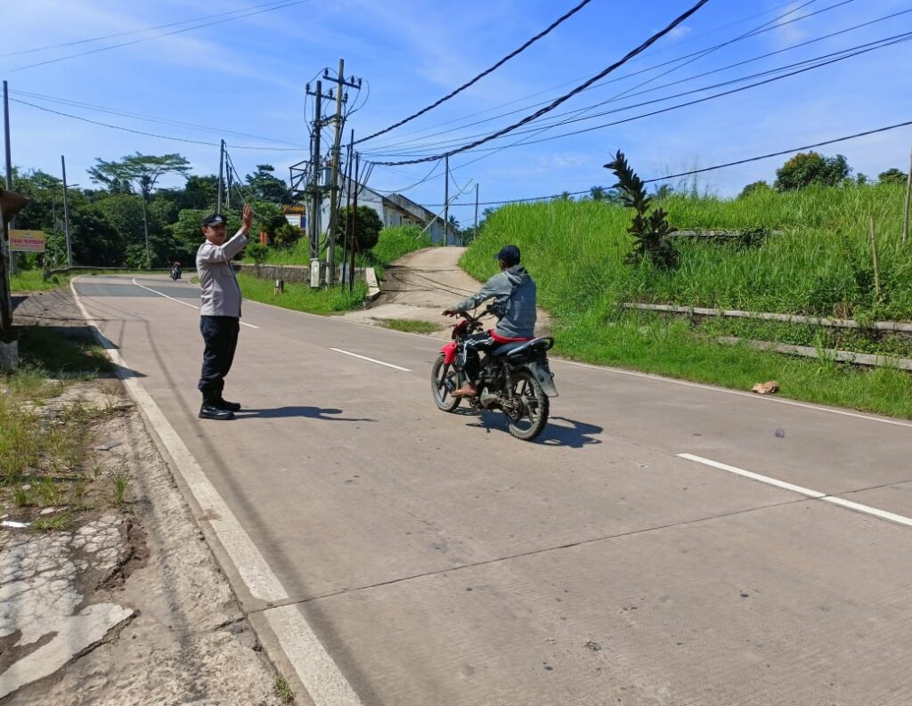 Polsek Bojong Polres Pandeglang Berikan Pelayanan Prima dengan Pengaturan Arus Lalu Lintas di Jalan Raya Saketi-Munjul 8 WhatsApp Image 2024 06 19 at 08.05.10