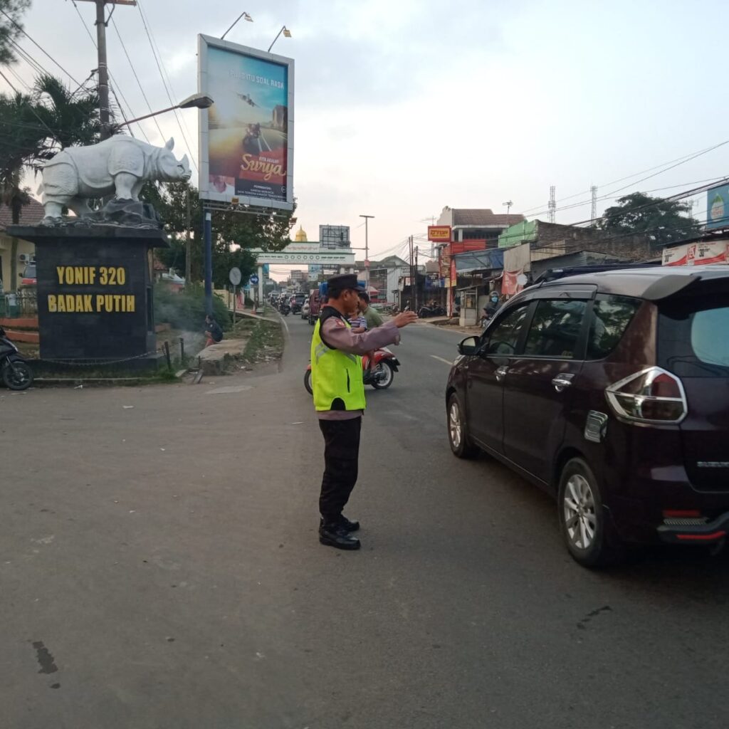 Kegiatan Pengaturan Lalu Lintas Pagi Hari oleh Anggota Polsek Cadasari di Depan Pasar Cadasari 2 WhatsApp Image 2024 06 19 at 09.05.12