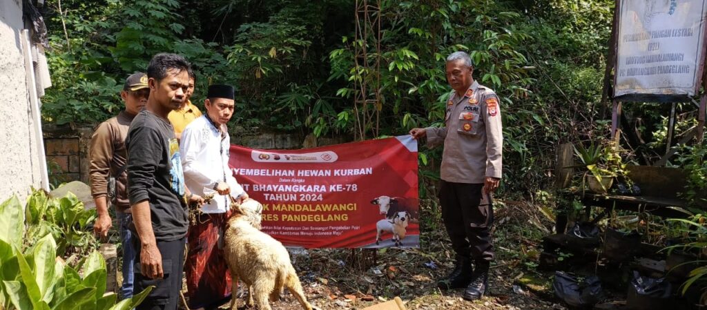 Polsek Mandalawangi Polres Pandeglang Bagikan Daging Kurban kepada Masyarakat 10 WhatsApp Image 2024 06 19 at 13.07.35