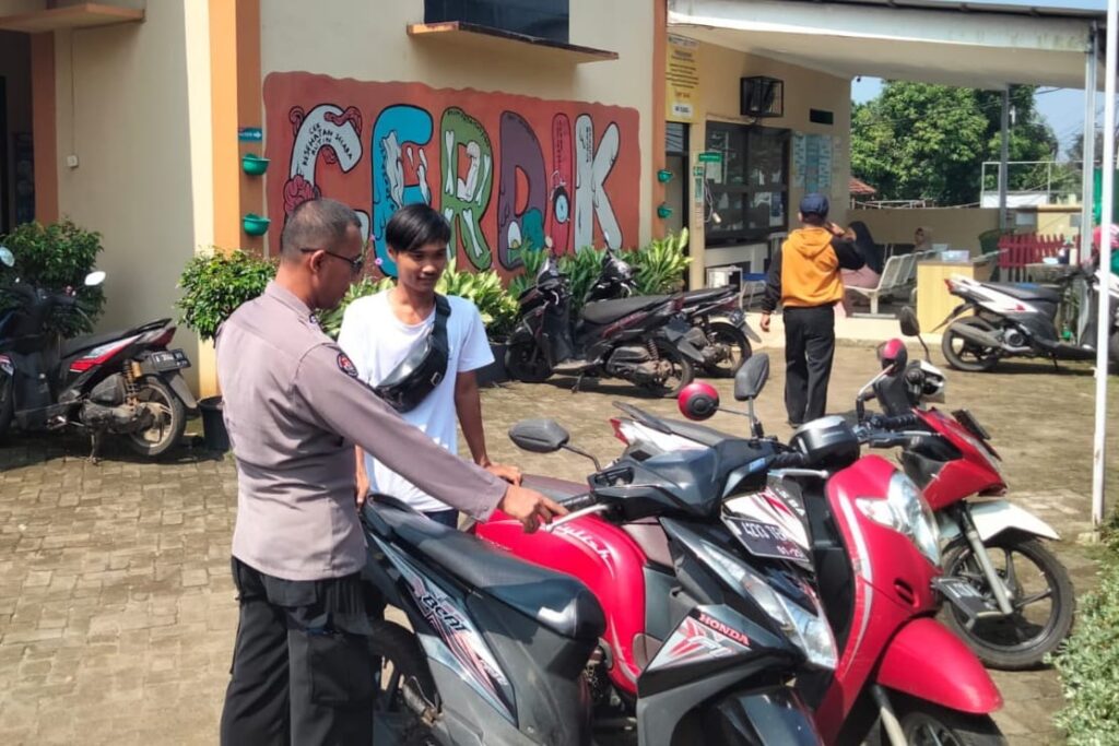 Polsek Menes Tingkatkan Keamanan di Puskesmas Menes Melalui Himbauan Kamtibmas Kepada Petugas Parkir 9 WhatsApp Image 2024 06 19 at 13.08.37