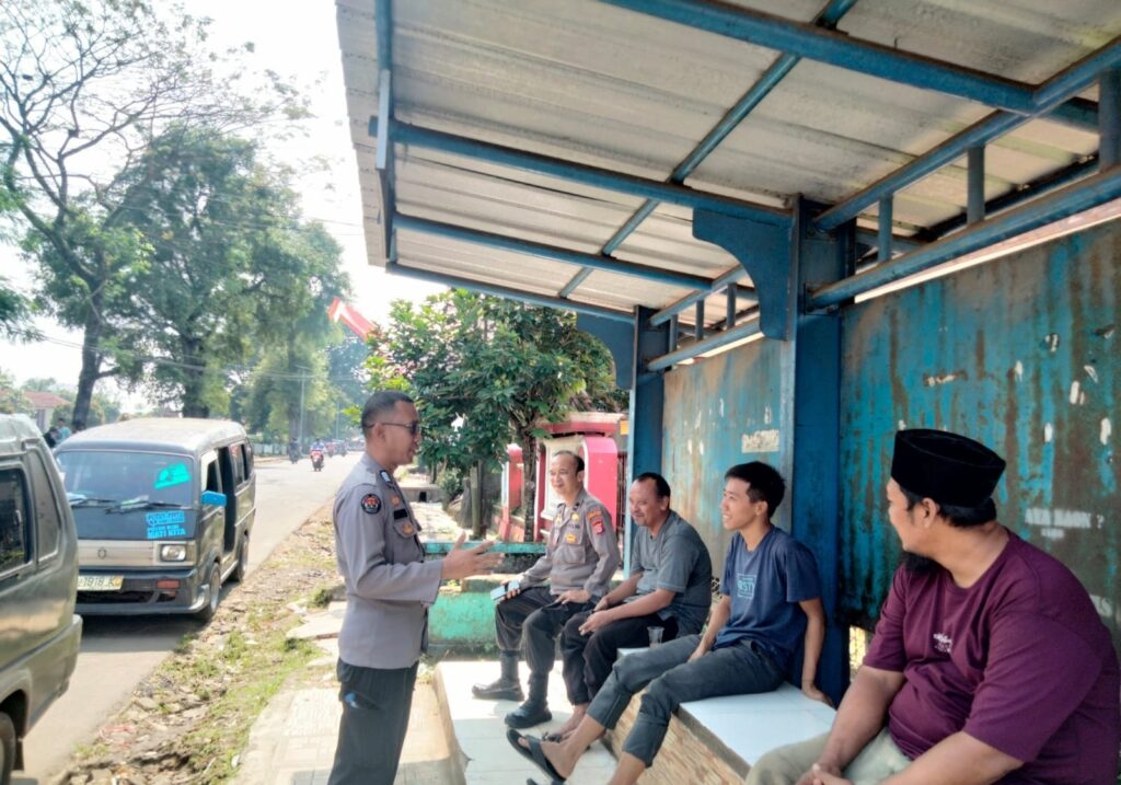 Polsek Menes Polres Pandeglang Gelar Himbauan Lalu Lintas Kepada Sopir Angkot di Kecamatan Menes 8 WhatsApp Image 2024 06 19 at 13.13.14 1