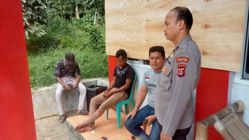 Polsek Menes Sambangi Warga, Jalin Silaturahmi dan Ciptakan Kamtibmas Kondusif 7 WhatsApp Image 2024 06 19 at 13.19.15