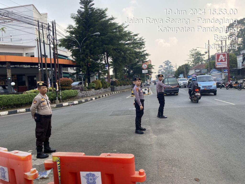 Sat Samapta Polres Pandeglang Gelar Pengaturan Lalu Lintas di Pertigaan Cigadung untuk Ciptakan Kamseltibcar Lantas 4 WhatsApp Image 2024 06 19 at 18.38.02
