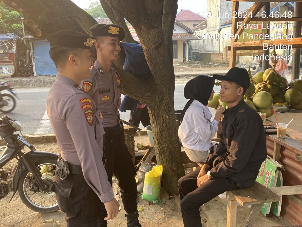 Sat Samapta Polres Pandeglang Sambangi Pemuda di Warung, Berikan Edukasi Jauhi Minuman Keras dan Narkoba 3 WhatsApp Image 2024 06 19 at 18.38.04