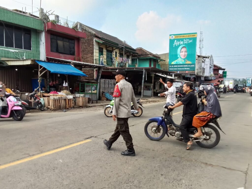 Personil Polsek Cimanuk Laksanakan Pengaturan Lalu Lintas di Pasar Batu Bantar untuk Kurangi Kemacetan 9 WhatsApp Image 2024 06 19 at 22.50.53