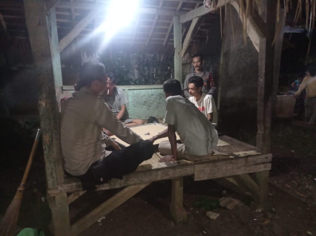 Bhabinkamtibmas Polsek Cimanuk Ajak Warga Desa Palanyar Aktif Laksanakan Ronda Malam 10 WhatsApp Image 2024 06 19 at 23.01.42