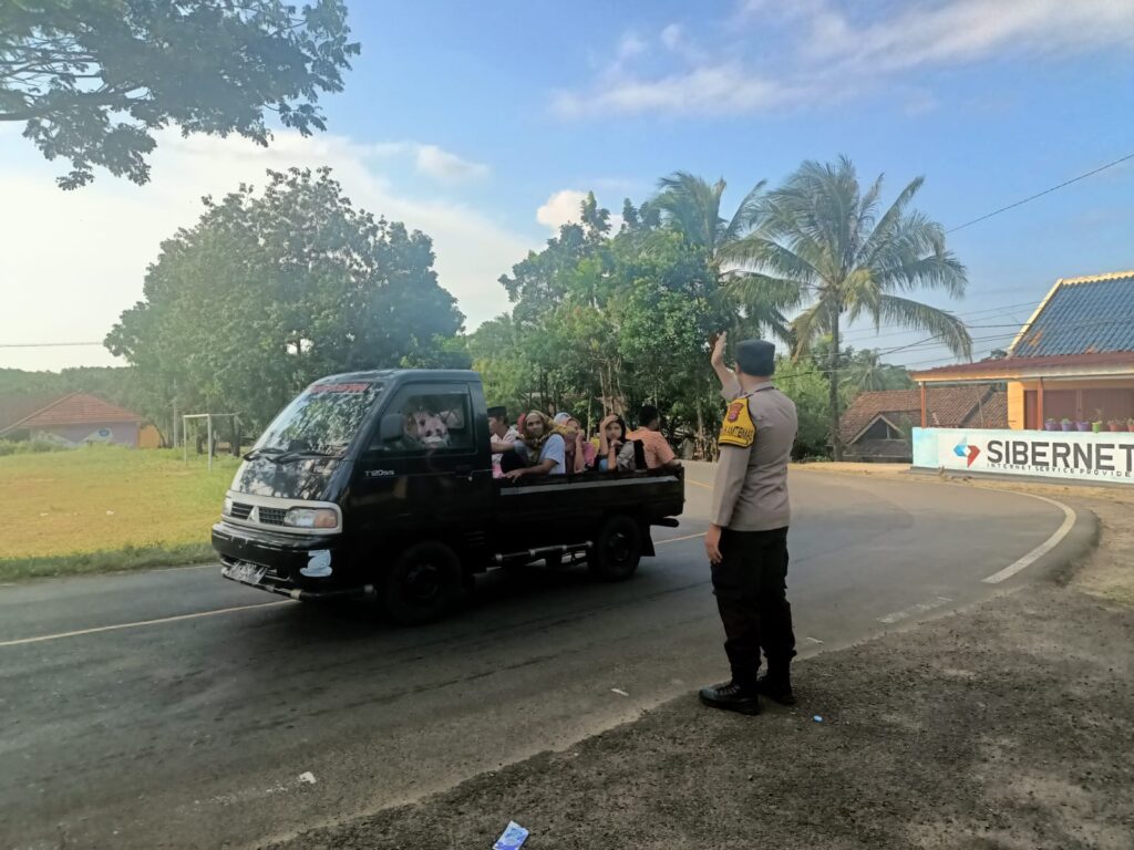 Anggota Polsek Cibaliung Melaksanakan Pengaturan Lalu Lintas di Jalan Raya Cibaliung 1 WhatsApp Image 2024 06 19 at 23.02.29