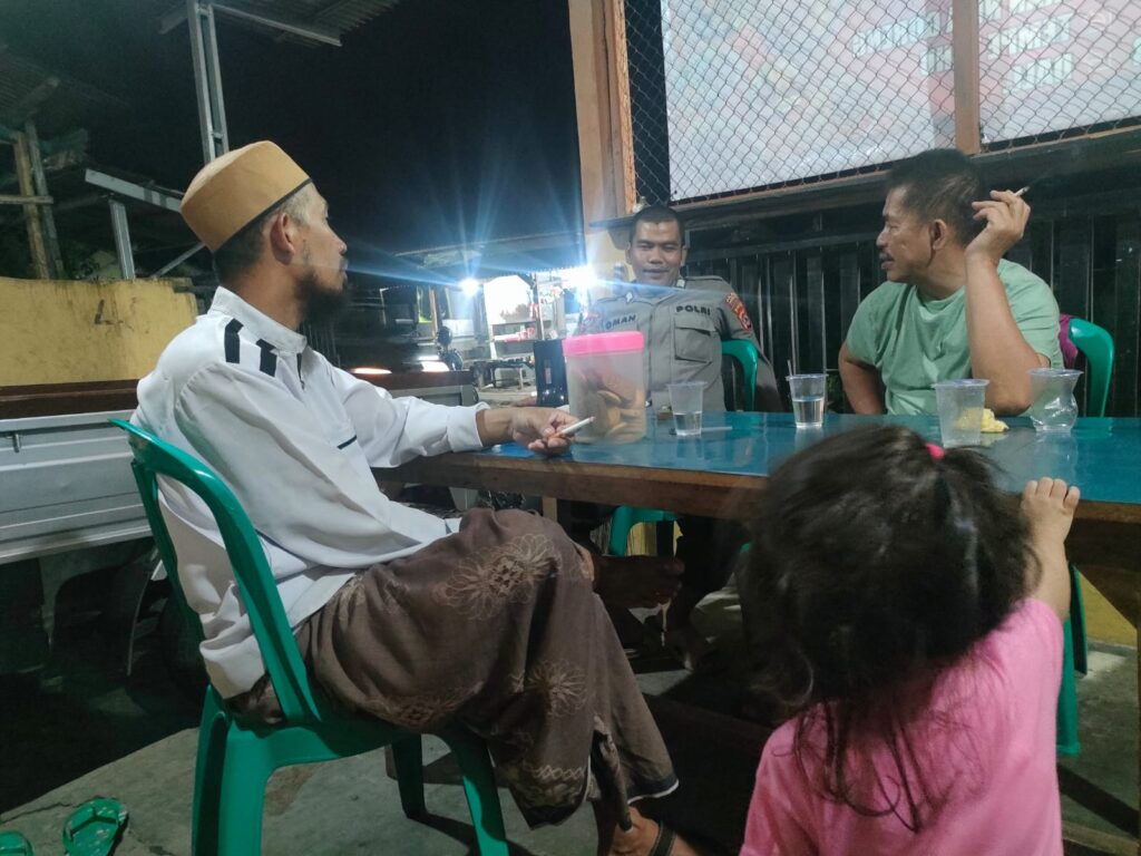 Bhabinkamtibmas Polsek Pulosari Sambangi Warga Desa Banjarwangi: Ajak Berpartisipasi dalam Menjaga Keamanan dan Ketertiban 3 WhatsApp Image 2024 06 19 at 23.06.29