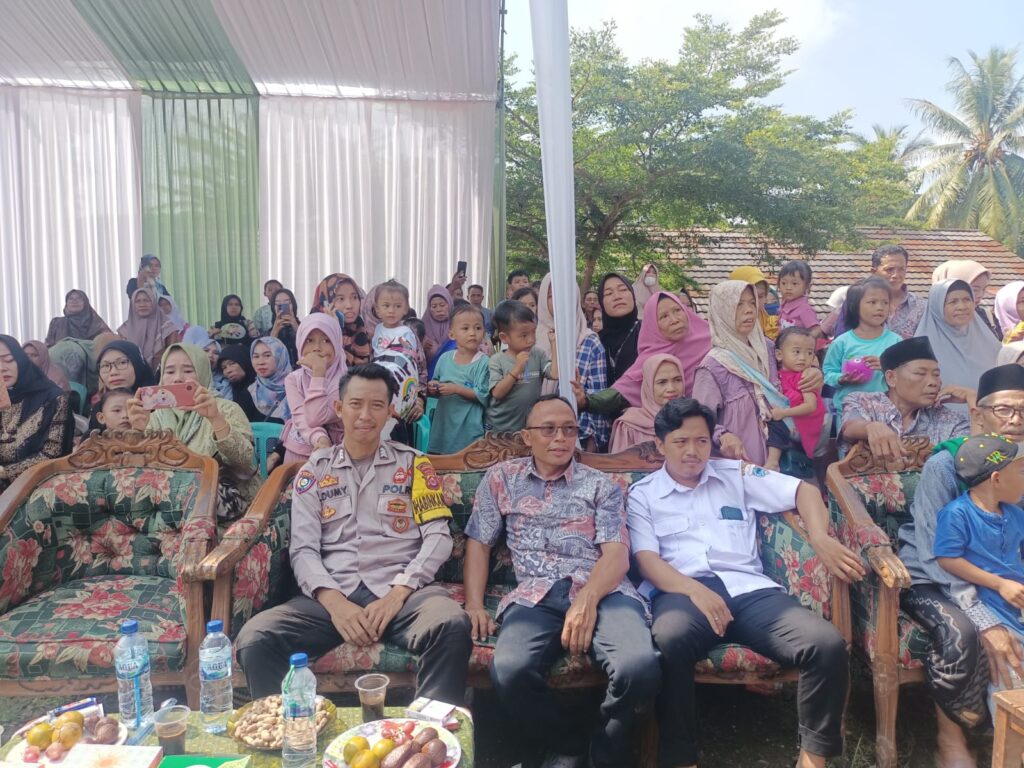 Bhabinkamtibmas Polsek Cigeulis Mendukung Acara Pelepasan dan Kenaikan Kelas: Kebersamaan dalam Keamanan 6 WhatsApp Image 2024 06 19 at 23.23.52
