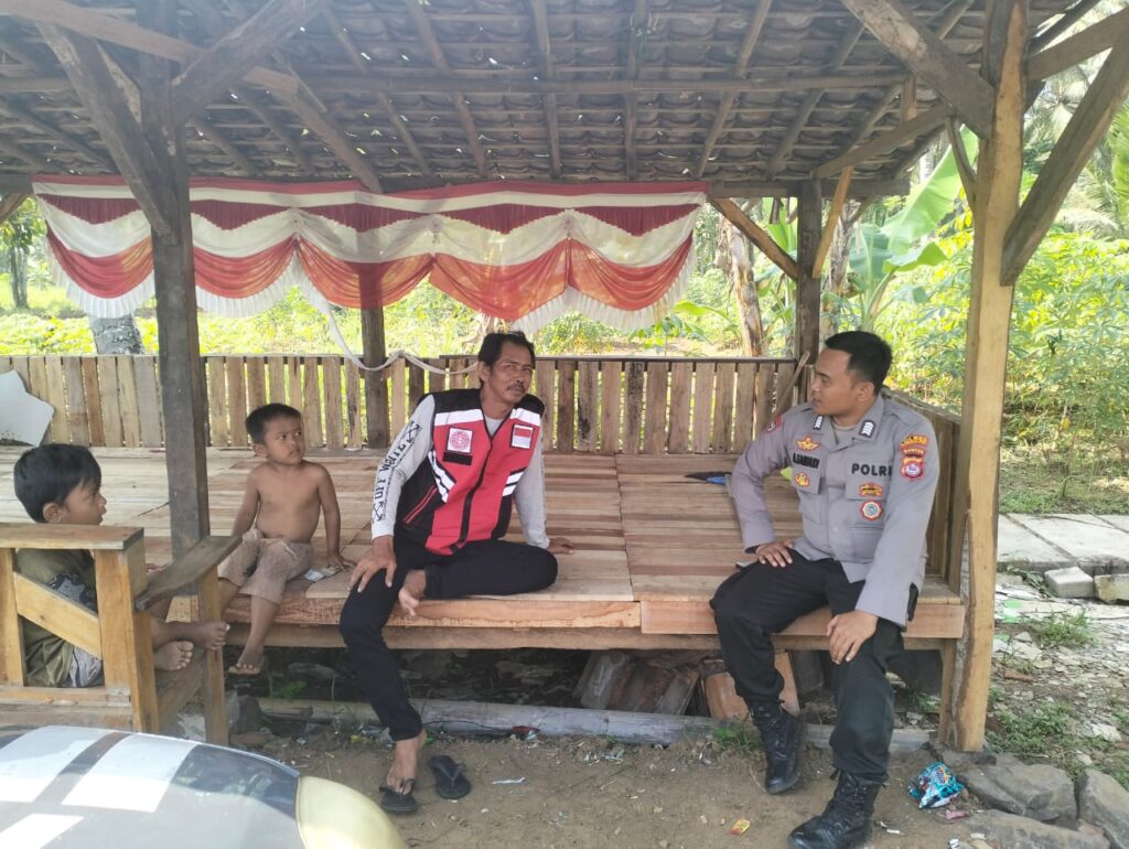 Polsek Panimbang Sambangi Warga Desa Mekarsari untuk Menjaga Kamtibmas 4 WhatsApp Image 2024 06 20 at 00.55.03