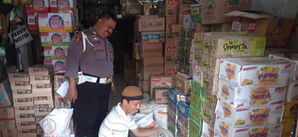 Polsek Picung Patroli Dialogis Sore Guna Beri Himbauan Kamtibmas ke Toko Sembako di Pasar Picung 6 WhatsApp Image 2024 06 20 at 05.39.04