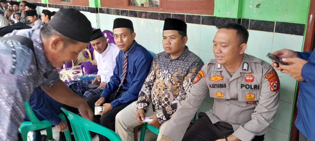 Polsek Picung Hadiri Kegiatan Kelulusan dan Pelepasan Sekolah Madrasah Ibtidaiyah Ganggaeng 7 WhatsApp Image 2024 06 20 at 05.39.13