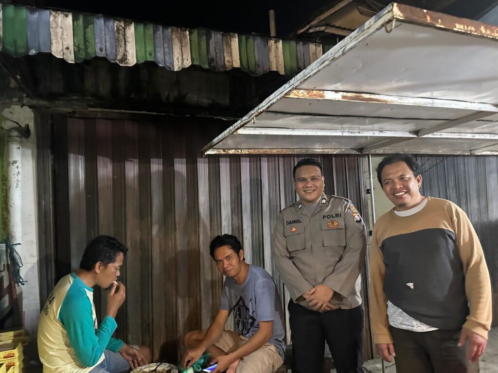 Polsek Carita Jalin Kedekatan dengan Masyarakat Lewat Patroli Malam 8 WhatsApp Image 2024 06 20 at 05.39.34
