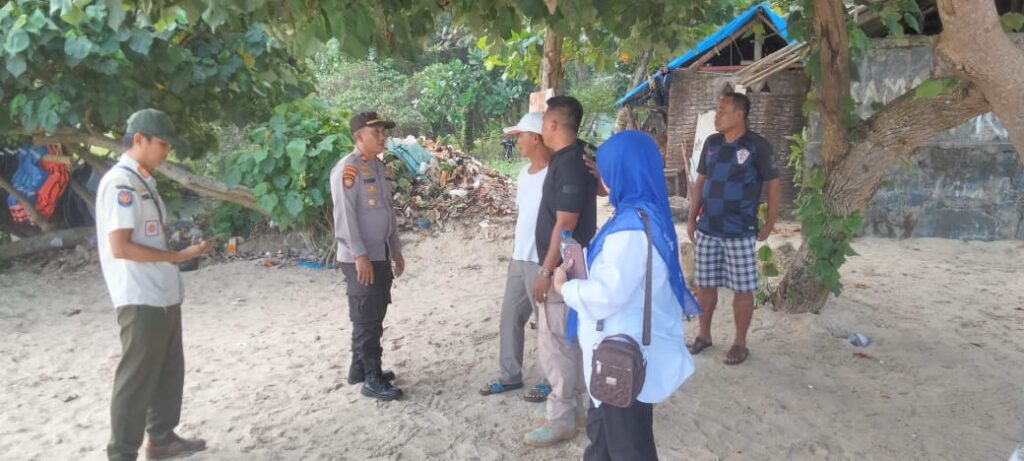Kapolsek Carita dan Kasi Tantrib Kecamatan Carita Koordinasi dengan Dinas Lingkungan Hidup Pandeglang Terkait Sampah di Pantai Carita 10 WhatsApp Image 2024 06 20 at 05.51.56