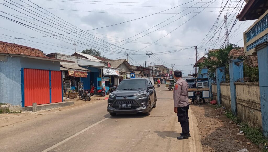 Polsek Bojong Berikan Pelayanan Prima dengan Pengaturan Lalu Lintas di Pasar Bojong 8 WhatsApp Image 2024 06 20 at 08.49.46