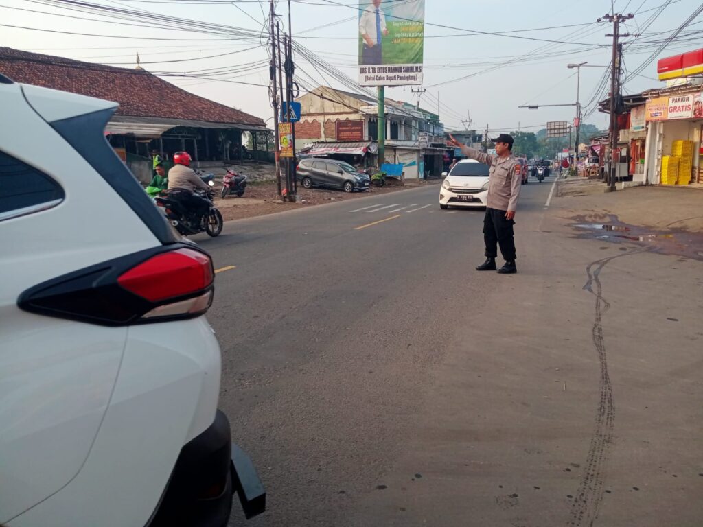Polsek Cadasari Giat Atur Lalu Lintas Pagi di Depan Pasar: Upaya Lancarkan Akses Warga 3 WhatsApp Image 2024 06 20 at 09.55.26