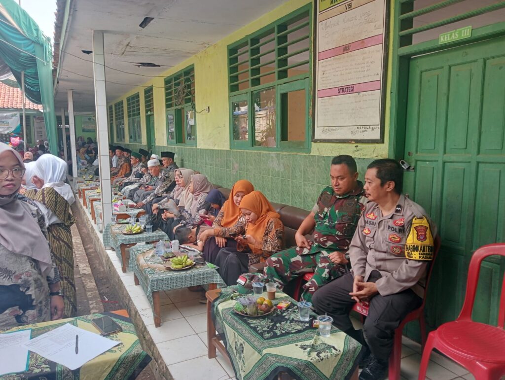 Bhabinkamtibmas Polsek Cadasari dan Babinsa Hadiri Kenaikan Kelas dan Perpisahan di MI Mua'talimin 2 WhatsApp Image 2024 06 20 at 09.56.24