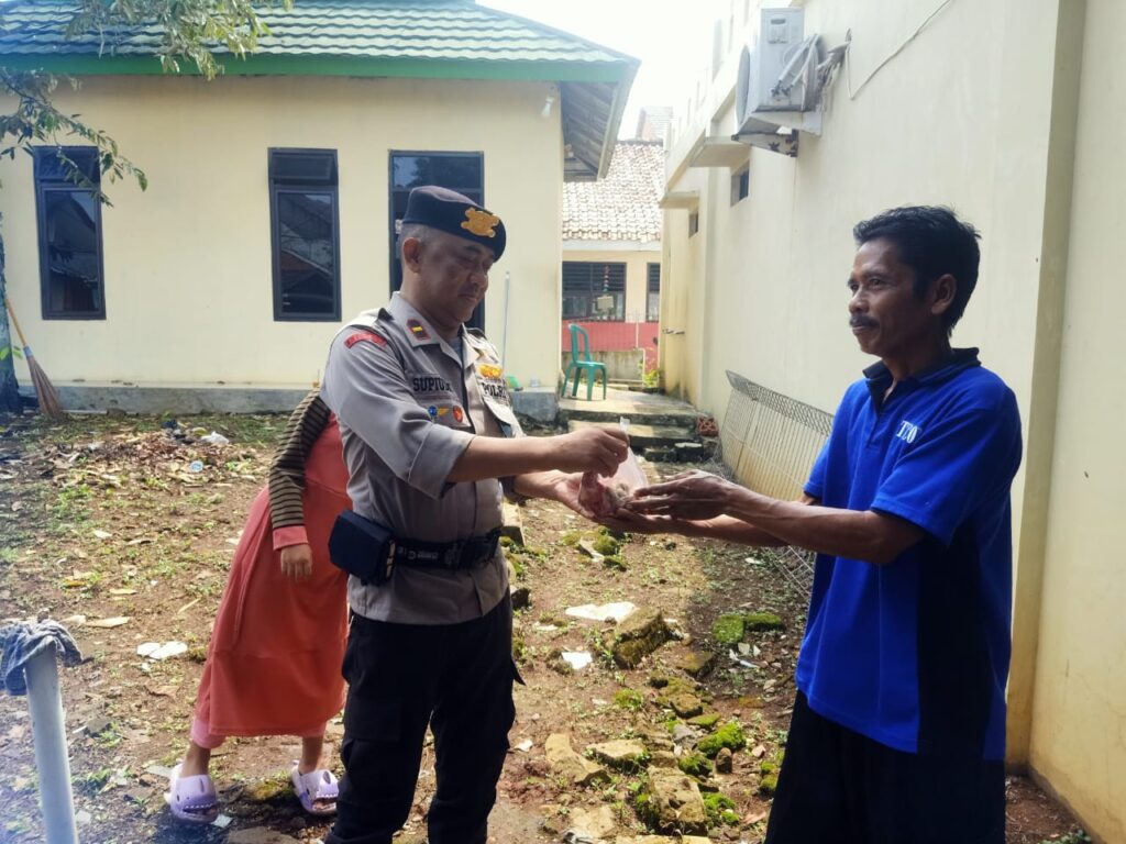 Peduli Sesama, Polsek Cadasari Salurkan Daging Kurban ke Masyarakat Sekitar 10 WhatsApp Image 2024 06 20 at 09.57.05