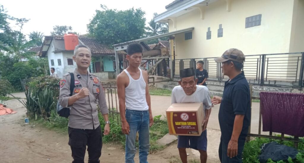 Bhabinkamtibmas Polsek Cadasari Salurkan Bantuan Sosial dari Kapolda Banten kepada Warga Tidak Mampu 9 WhatsApp Image 2024 06 20 at 09.57.28