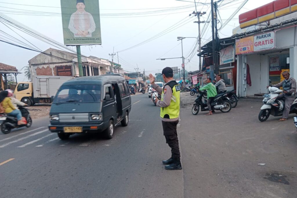 Anggota Polsek Cadasari Aktif Atur Lalu Lintas Sore Hari demi Kelancaran Jalan 8 WhatsApp Image 2024 06 20 at 09.58.44