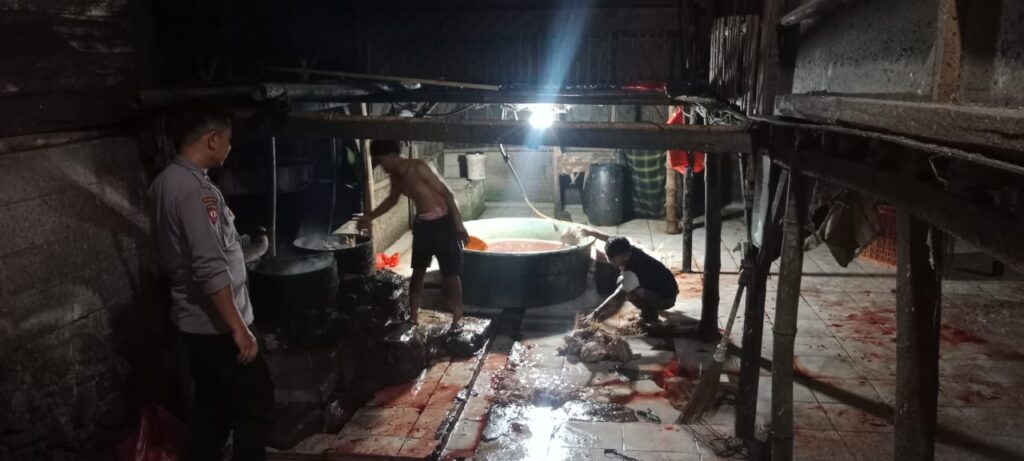 Patroli Polsek Cadasari Tinjau Usaha Potong Ayam untuk Cegah Kejahatan dan Jamin Keamanan 6 WhatsApp Image 2024 06 20 at 09.59.33
