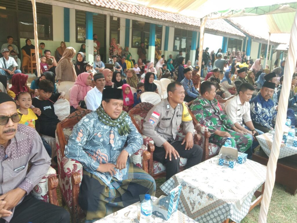 Bhabinkamtibmas Polsek Cikeusik dan Babinsa Hadiri Acara Pelepasan Siswa SMPN 3 Cikeusik 3 WhatsApp Image 2024 06 20 at 11.07.54