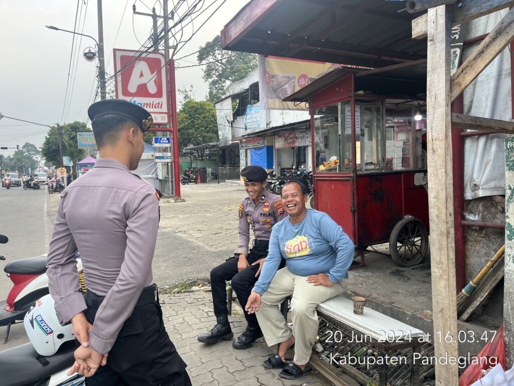Dekatkan Diri dengan Masyarakat, Sat Samapta Polres Pandeglang Sambangi Tukang Ojek di Cigadung dan Berikan Himbauan Kamtibmas 5 WhatsApp Image 2024 06 20 at 18.34.51
