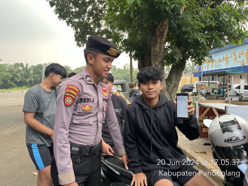 Personil Sat Samapta Polres Pandeglang Lakukan Patroli Dialogis di Stadion Badak dan Edukasi Remaja untuk Menjauhi Judi Online 6 WhatsApp Image 2024 06 20 at 18.34.59