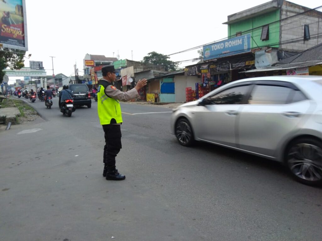 Kegiatan Pengaturan Lalu Lintas Sore oleh Anggota Polsek Cadasari 8 WhatsApp Image 2024 06 21 at 07.39.32