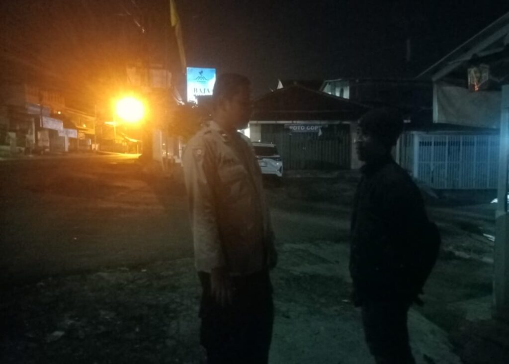 Kanit Binmas Polsek Cadasari Laksanakan Patroli Malam dan Berdialog dengan Warga 6 WhatsApp Image 2024 06 21 at 07.40.12