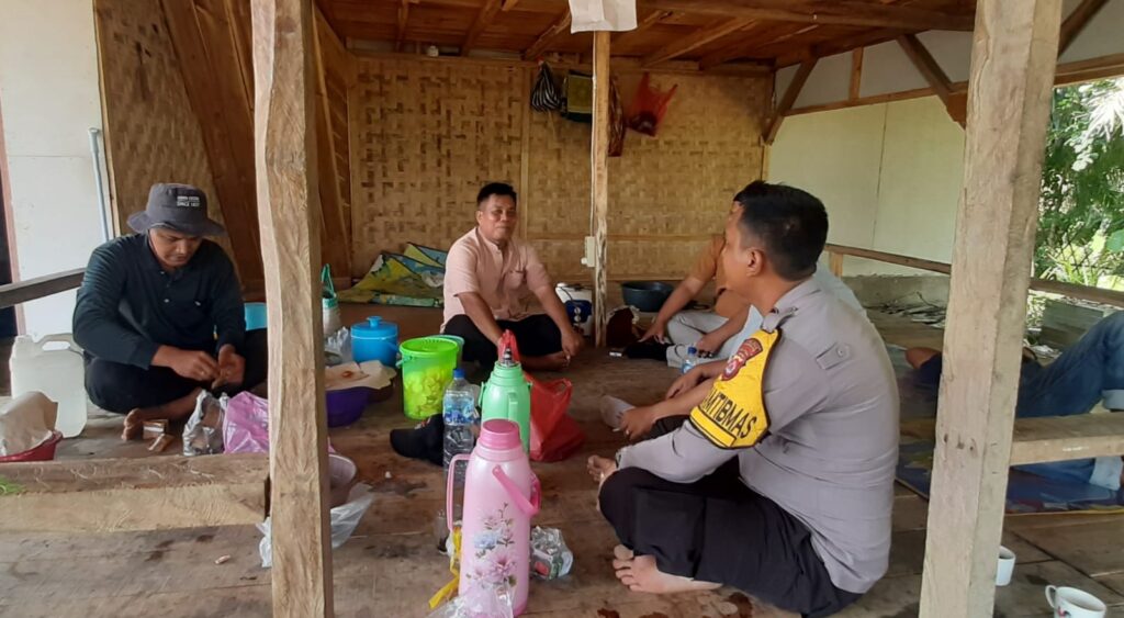 Giat Sambang Bhabinkamtibmas Polsek Cikeusik Membangun Kedekatan dengan Warga 10 WhatsApp Image 2024 06 21 at 13.05.05